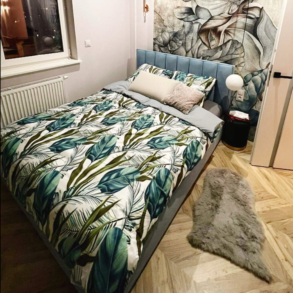 łóżko 140x200 w małej sypialni 